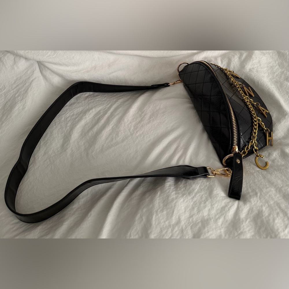 👑✅PRICE FIRM✅ Stylish Black Bum Shoulder Bag with Gold Brass Charms. NWOT - Picture 16 of 17